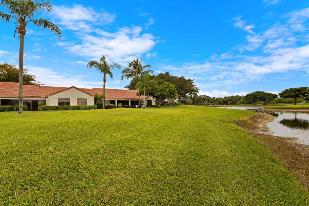 合同活跃: $235,000 (2 贝兹, 2 浴室, 1296 平方英尺)