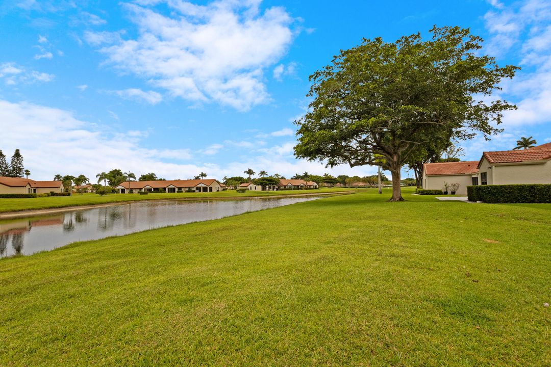 合同活跃: $235,000 (2 贝兹, 2 浴室, 1296 平方英尺)