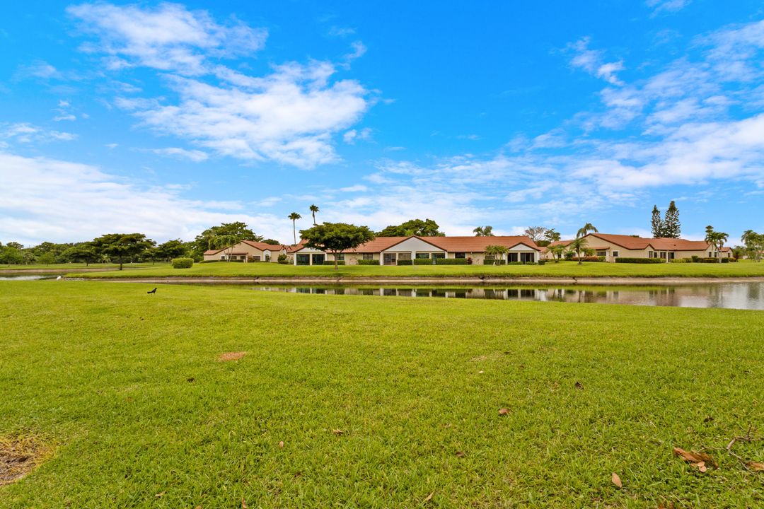 合同活跃: $235,000 (2 贝兹, 2 浴室, 1296 平方英尺)