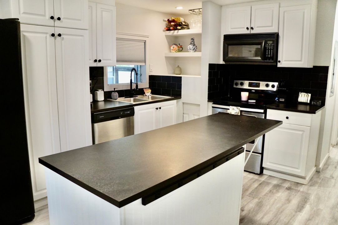 For Sale: $79,900 (2 beds, 2 baths, 732 Square Feet)