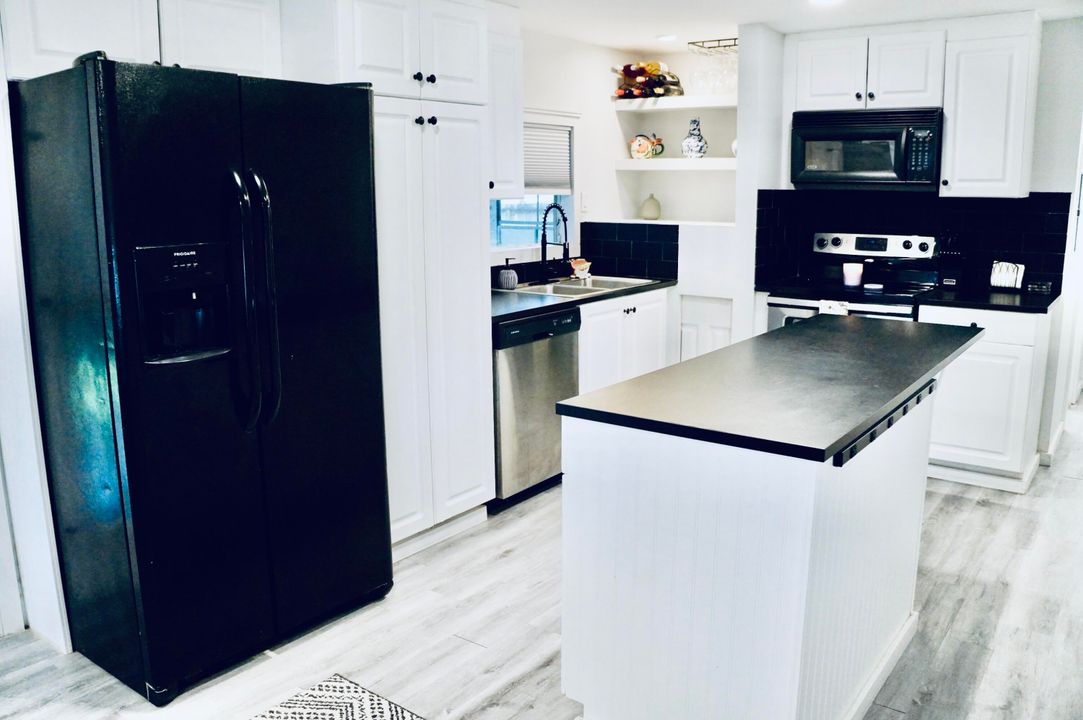 For Sale: $79,900 (2 beds, 2 baths, 732 Square Feet)