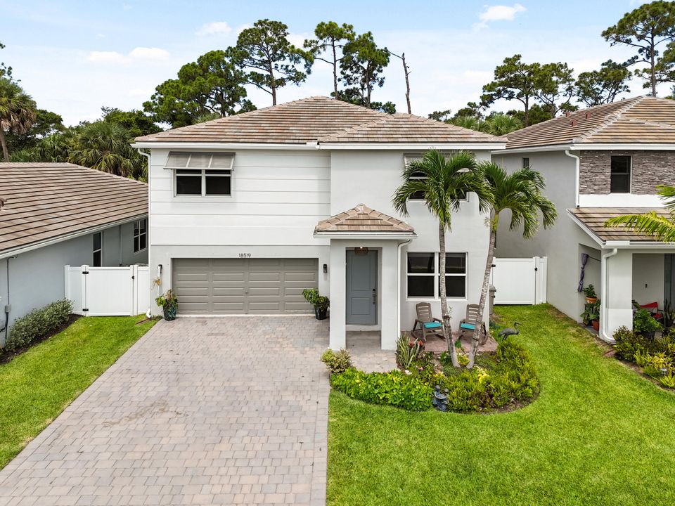 Activo con contrato: $839,000 (5 camas, 3 baños, 2720 Pies cuadrados)