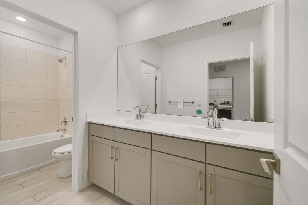 Activo con contrato: $839,000 (5 camas, 3 baños, 2720 Pies cuadrados)