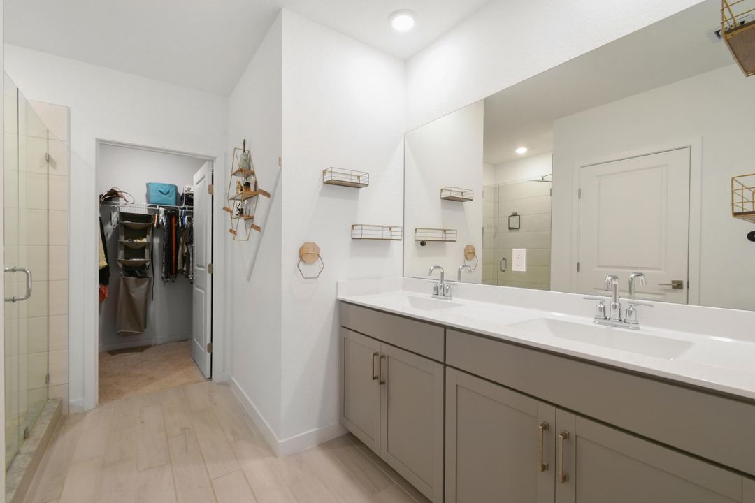 Activo con contrato: $839,000 (5 camas, 3 baños, 2720 Pies cuadrados)