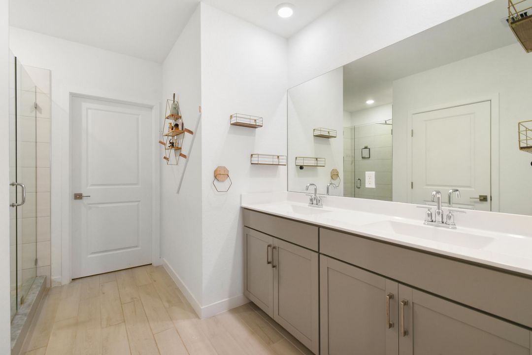 Activo con contrato: $839,000 (5 camas, 3 baños, 2720 Pies cuadrados)