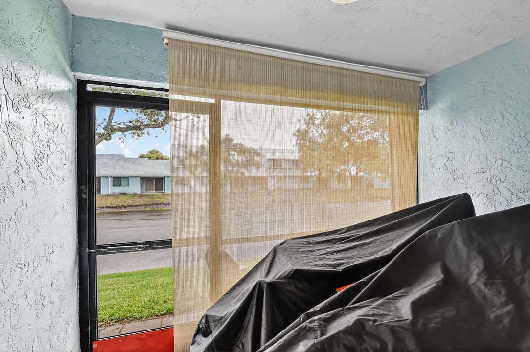 待售: $349,000 (2 贝兹, 2 浴室, 988 平方英尺)