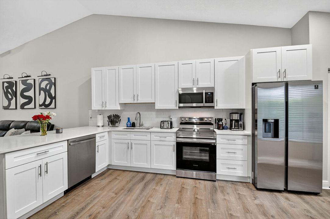 待售: $349,000 (2 贝兹, 2 浴室, 988 平方英尺)