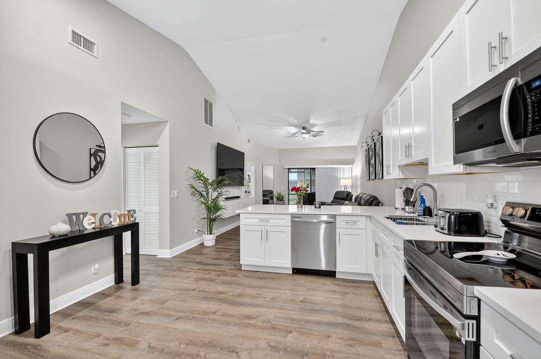 待售: $349,000 (2 贝兹, 2 浴室, 988 平方英尺)