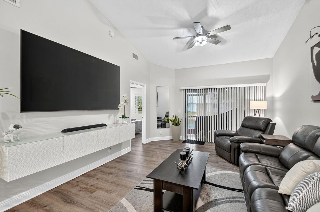 待售: $349,000 (2 贝兹, 2 浴室, 988 平方英尺)