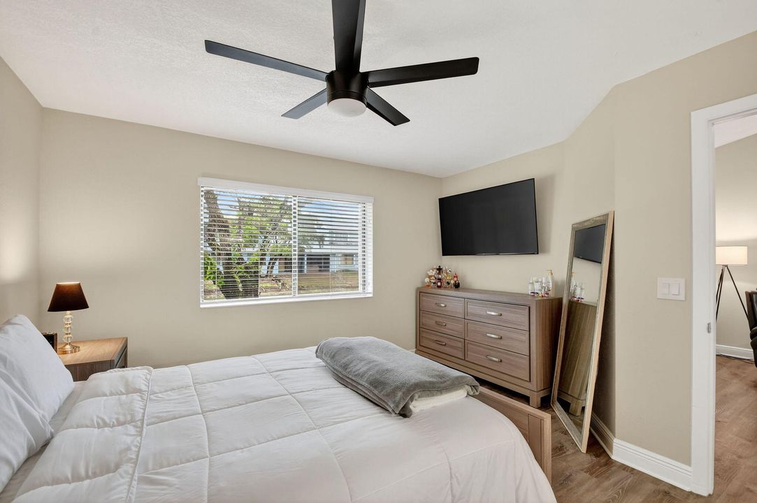 待售: $349,000 (2 贝兹, 2 浴室, 988 平方英尺)