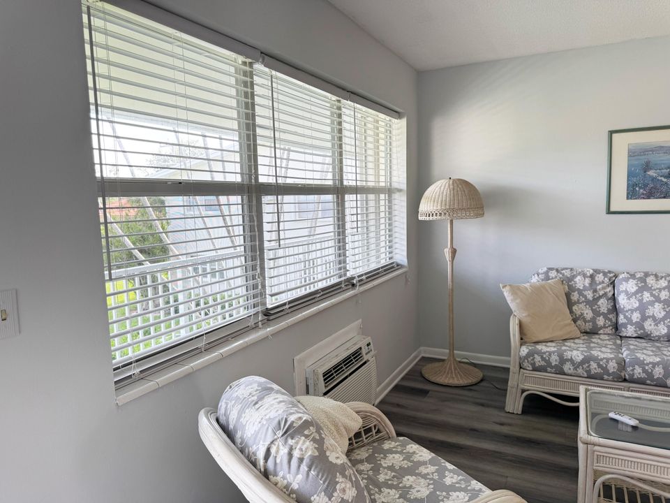 Active With Contract: $89,000 (1 beds, 1 baths, 570 Square Feet)