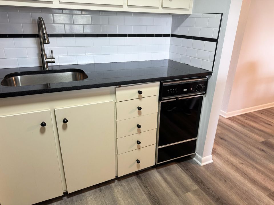 Active With Contract: $89,000 (1 beds, 1 baths, 570 Square Feet)