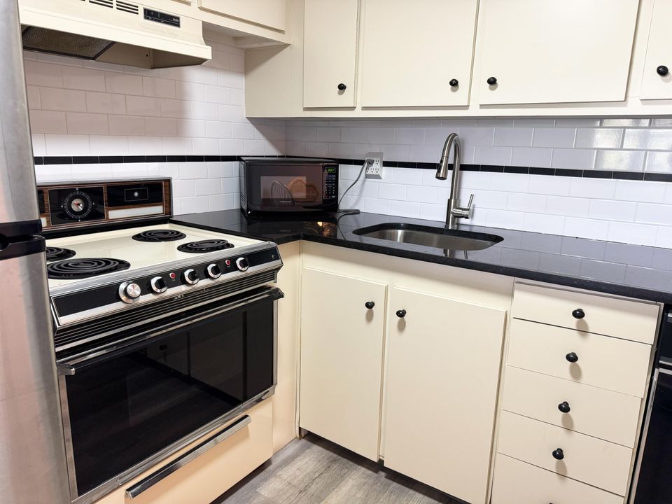 Active With Contract: $89,000 (1 beds, 1 baths, 570 Square Feet)