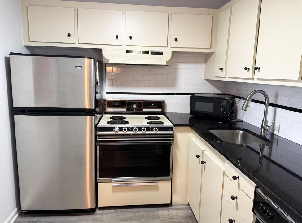 Active With Contract: $89,000 (1 beds, 1 baths, 570 Square Feet)