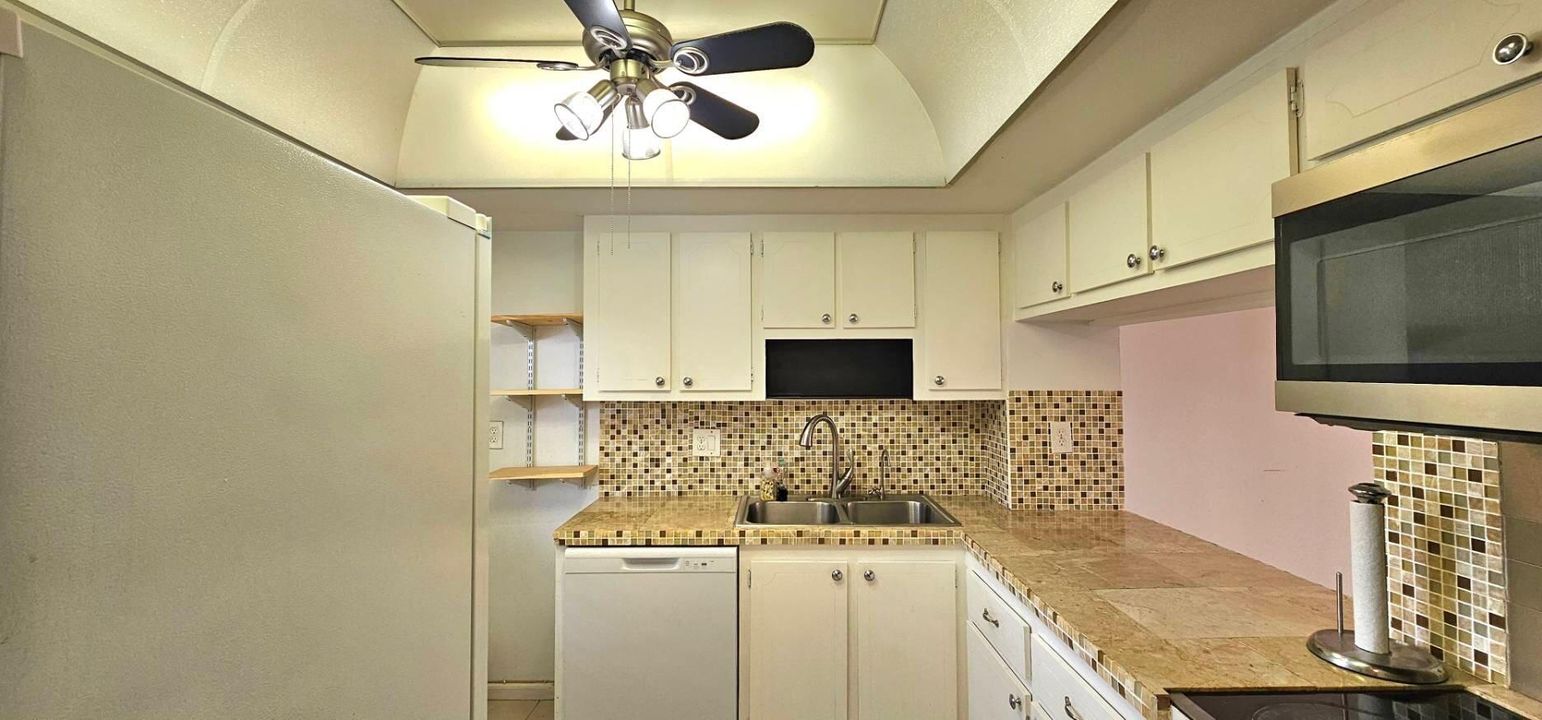 На продажу: $135,000 (2 спален, 2 ванн, 955 Квадратных фут)