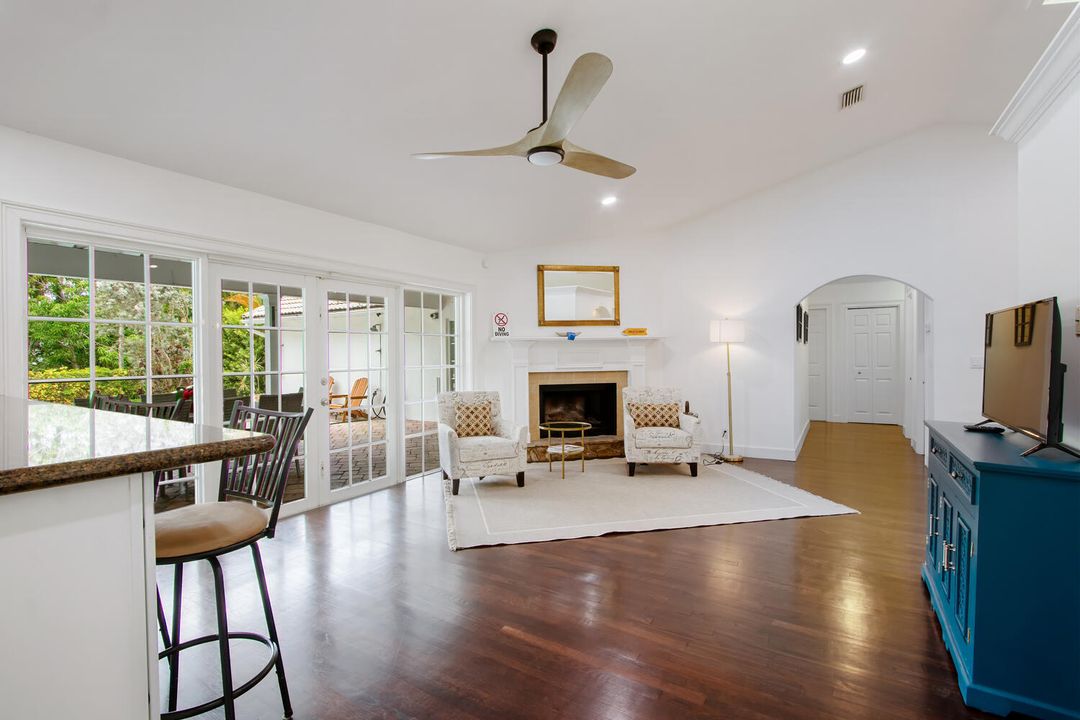 出租: $10,000 (4 贝兹, 2 浴室, 3058 平方英尺)