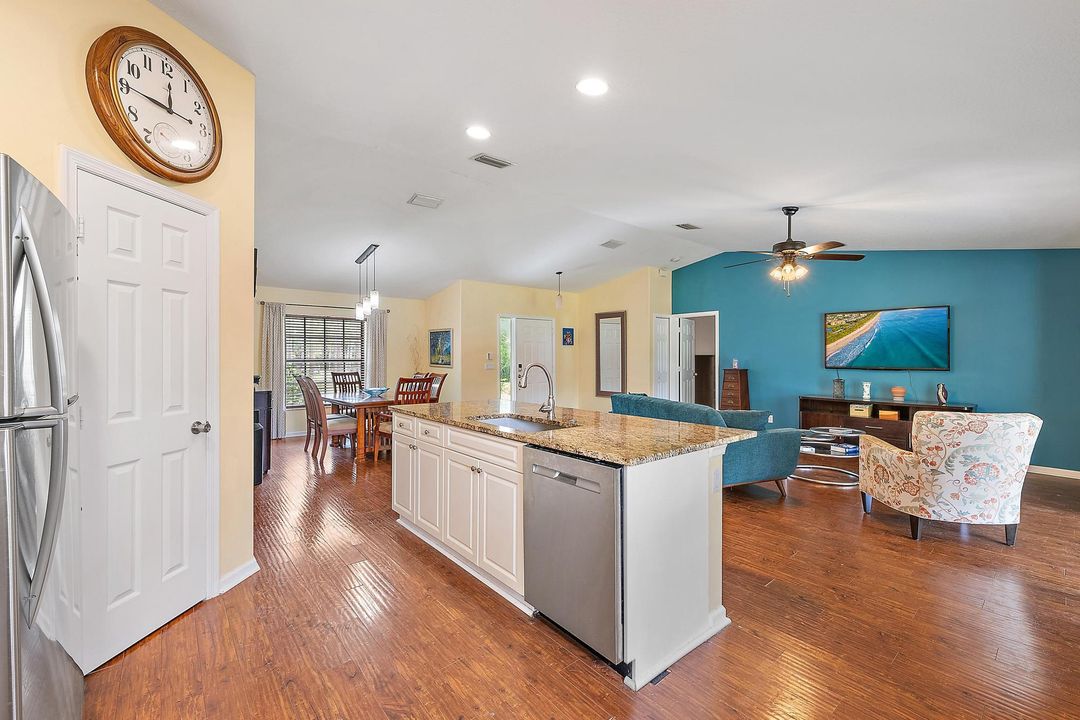 Под контрактом: $874,000 (5 спален, 3 ванн, 2828 Квадратных фут)