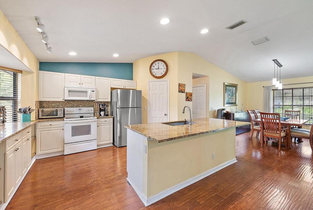 Под контрактом: $874,000 (5 спален, 3 ванн, 2828 Квадратных фут)