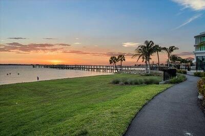 For Sale: $979,000 (3 beds, 3 baths, 1921 Square Feet)