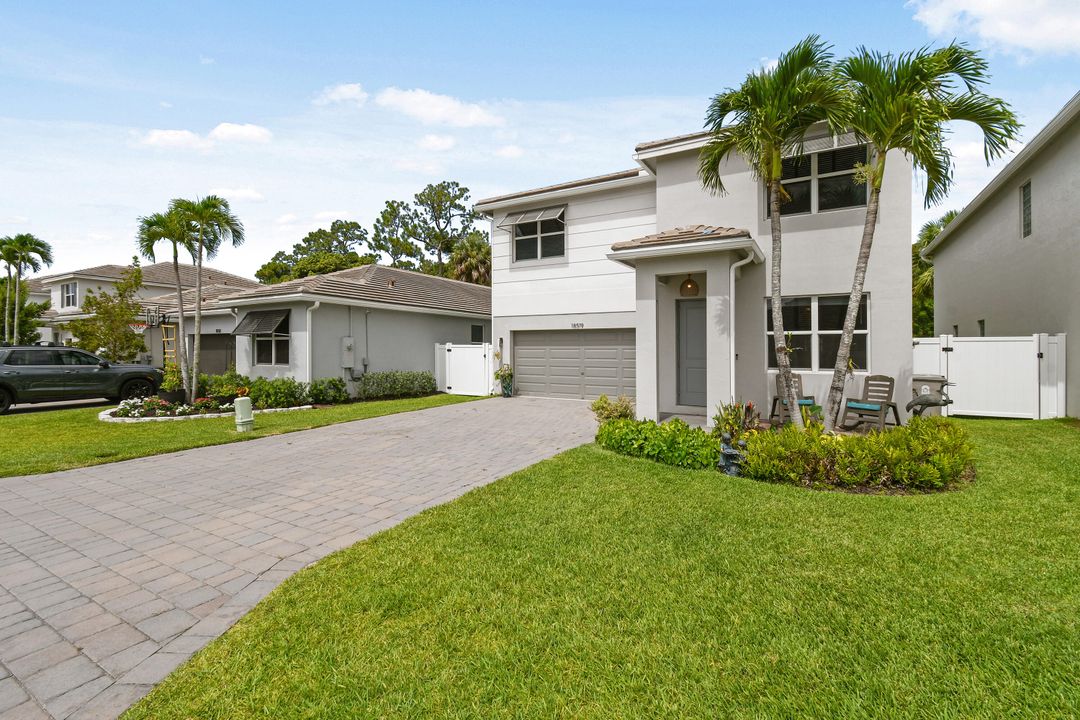 Activo con contrato: $839,000 (5 camas, 3 baños, 2720 Pies cuadrados)