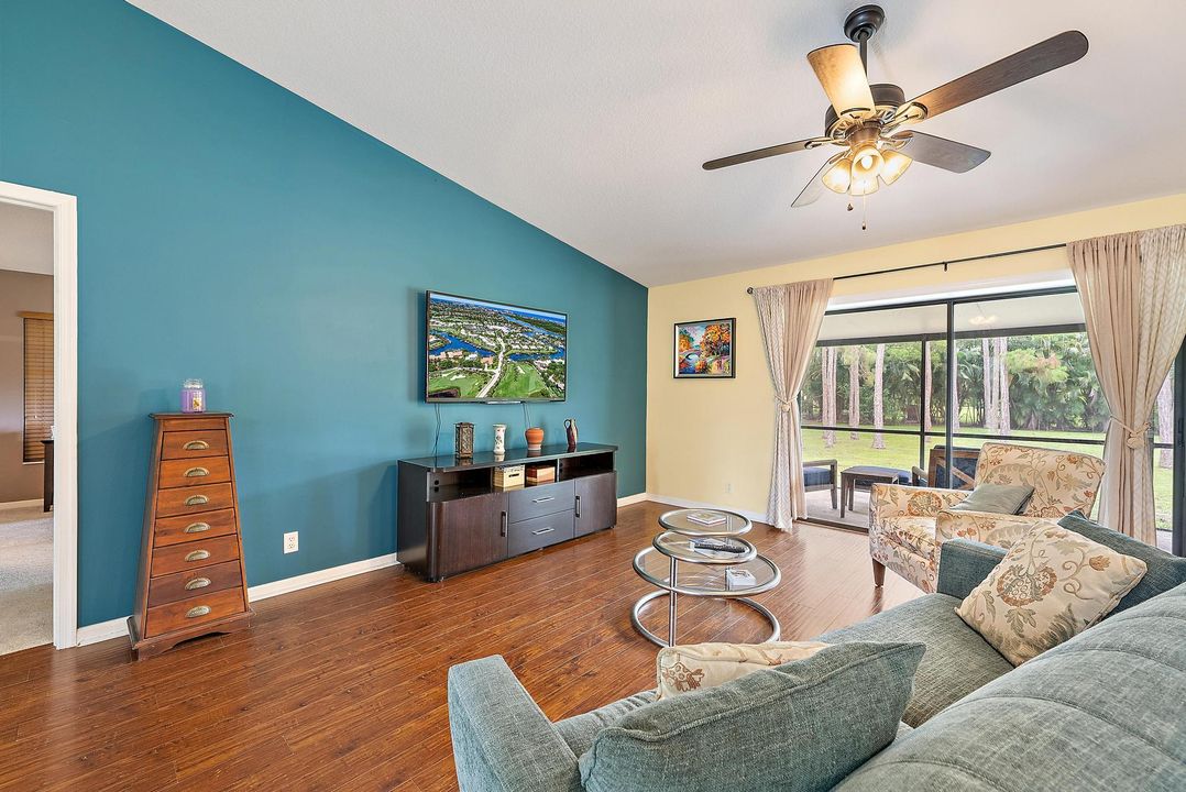 Под контрактом: $874,000 (5 спален, 3 ванн, 2828 Квадратных фут)