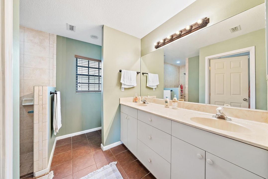 Под контрактом: $874,000 (5 спален, 3 ванн, 2828 Квадратных фут)