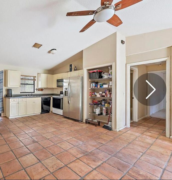 Под контрактом: $874,000 (5 спален, 3 ванн, 2828 Квадратных фут)