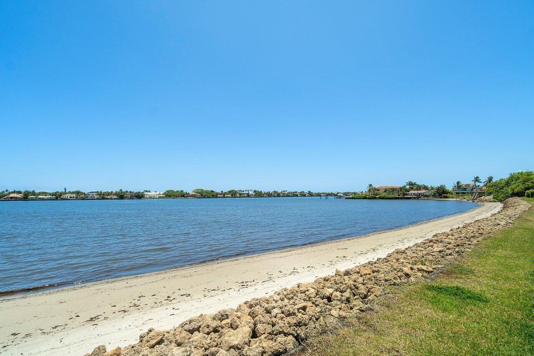 For Sale: $335,000 (2 beds, 2 baths, 1442 Square Feet)