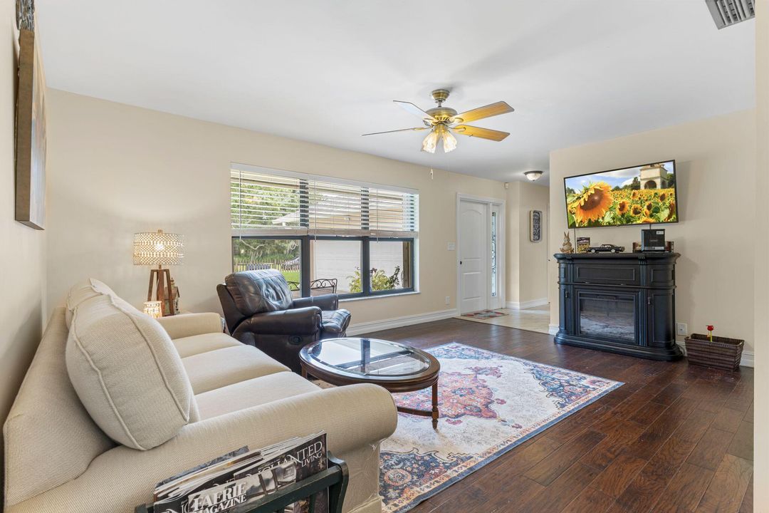 合同活跃: $419,900 (3 贝兹, 2 浴室, 1596 平方英尺)