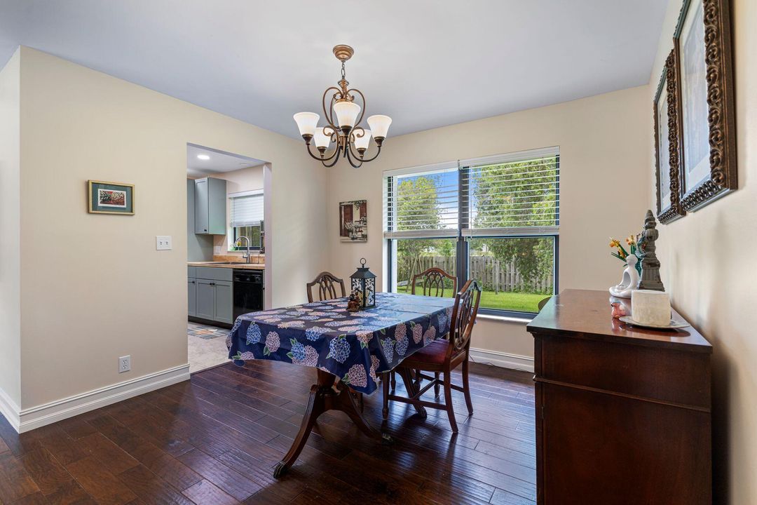 合同活跃: $419,900 (3 贝兹, 2 浴室, 1596 平方英尺)