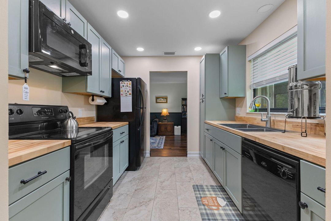 合同活跃: $419,900 (3 贝兹, 2 浴室, 1596 平方英尺)