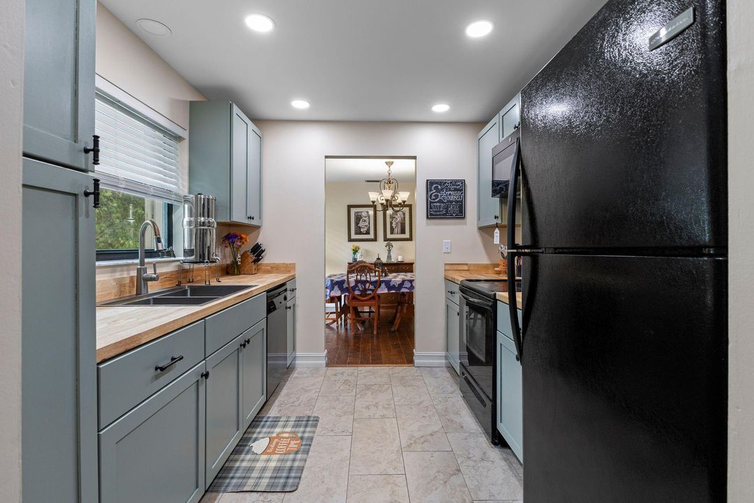 合同活跃: $419,900 (3 贝兹, 2 浴室, 1596 平方英尺)