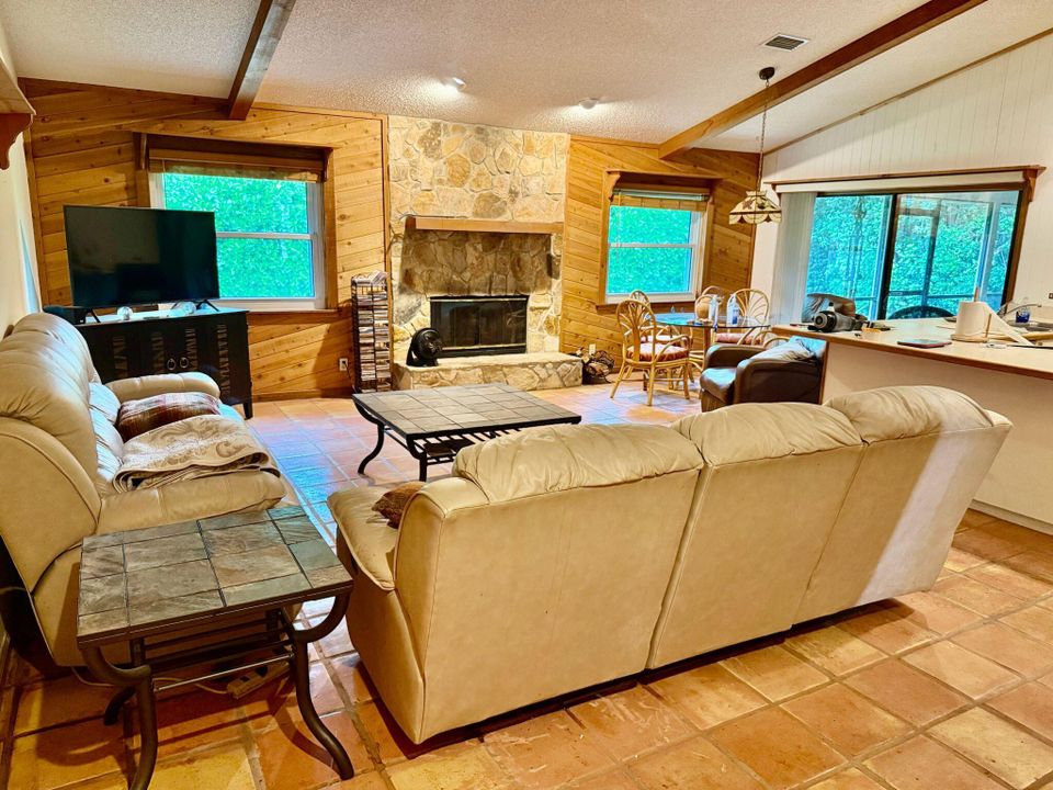 Activo con contrato: $659,900 (4 camas, 3 baños, 2326 Pies cuadrados)