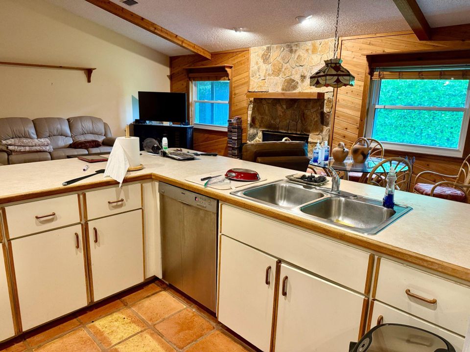 Activo con contrato: $659,900 (4 camas, 3 baños, 2326 Pies cuadrados)