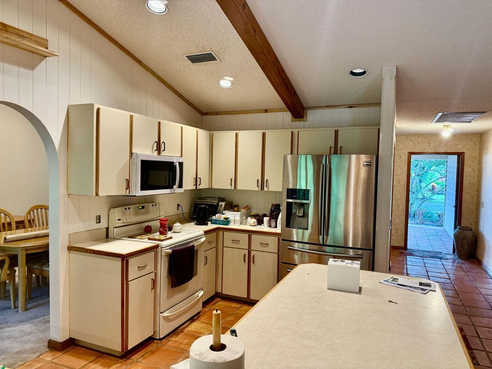 Activo con contrato: $659,900 (4 camas, 3 baños, 2326 Pies cuadrados)