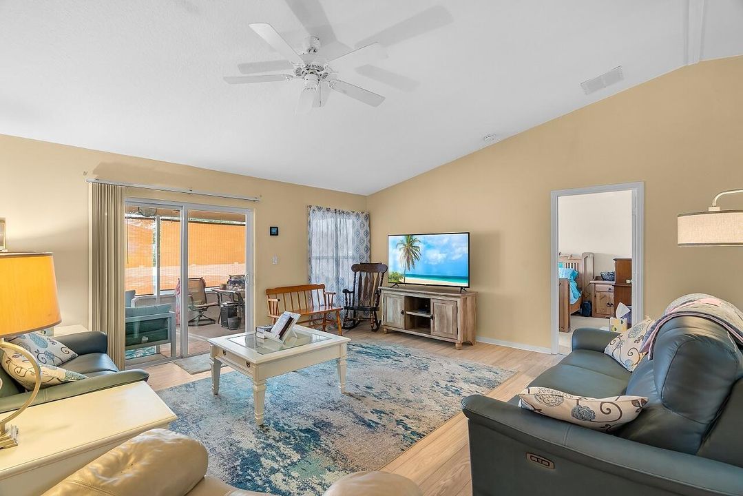 Activo con contrato: $319,900 (3 camas, 2 baños, 1438 Pies cuadrados)