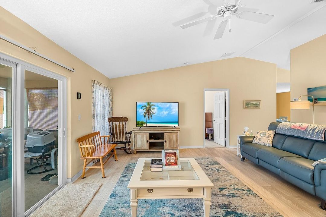 Activo con contrato: $319,900 (3 camas, 2 baños, 1438 Pies cuadrados)