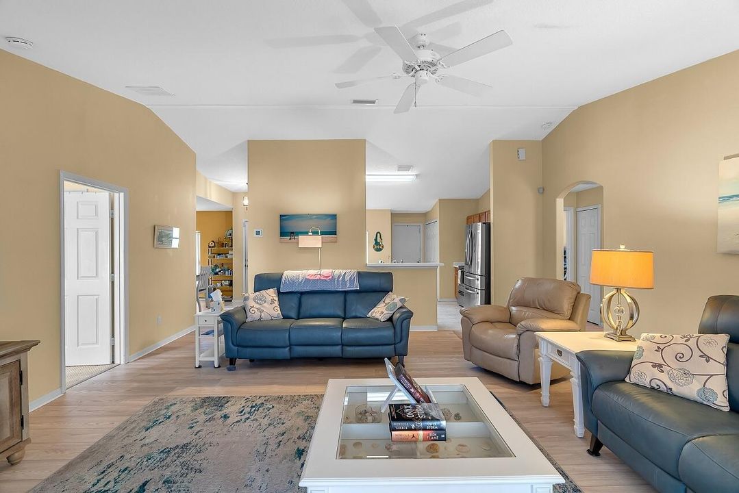 Activo con contrato: $319,900 (3 camas, 2 baños, 1438 Pies cuadrados)