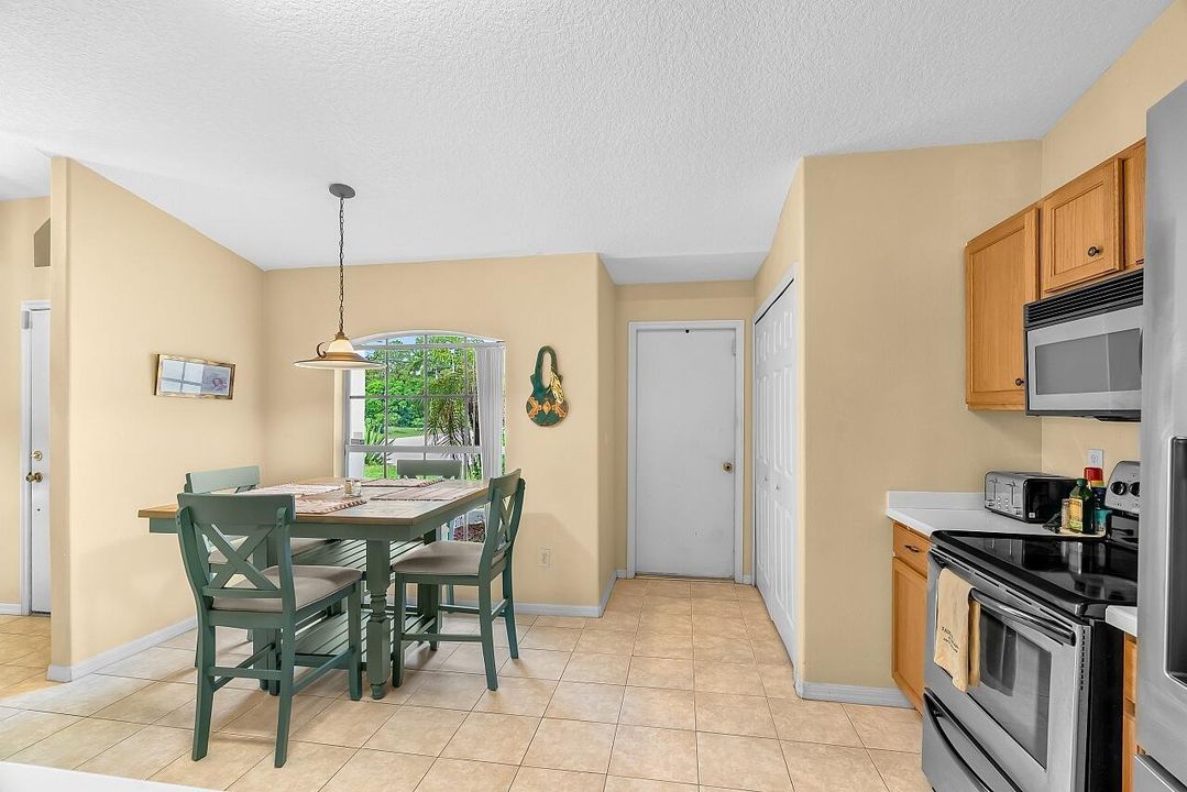 Activo con contrato: $319,900 (3 camas, 2 baños, 1438 Pies cuadrados)