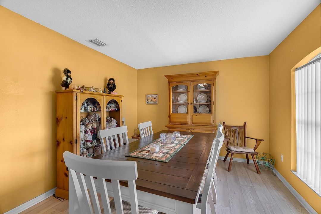 Activo con contrato: $319,900 (3 camas, 2 baños, 1438 Pies cuadrados)