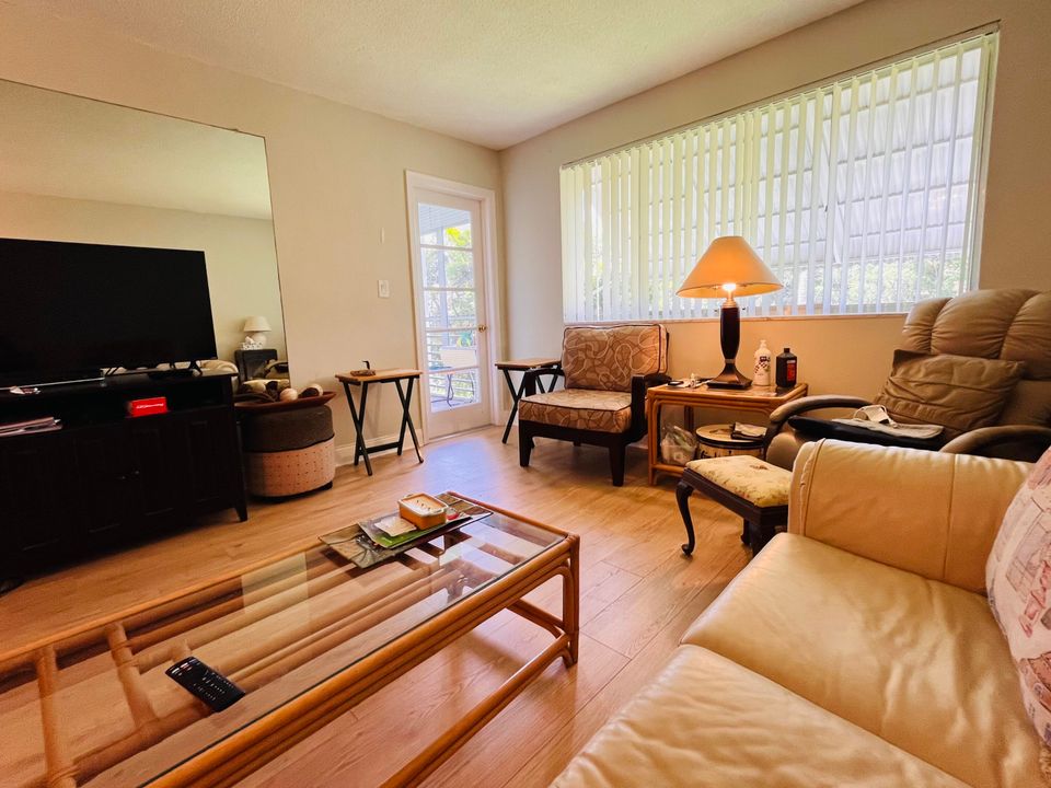 На продажу: $63,500 (1 спален, 1 ванн, 744 Квадратных фут)