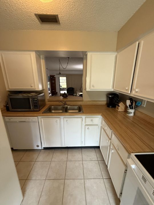 For Sale: $159,900 (2 beds, 2 baths, 1078 Square Feet)