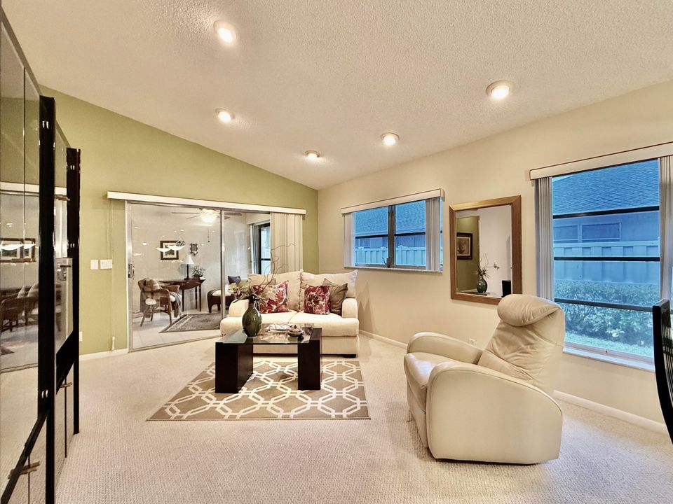 For Sale: $275,000 (2 beds, 2 baths, 1162 Square Feet)