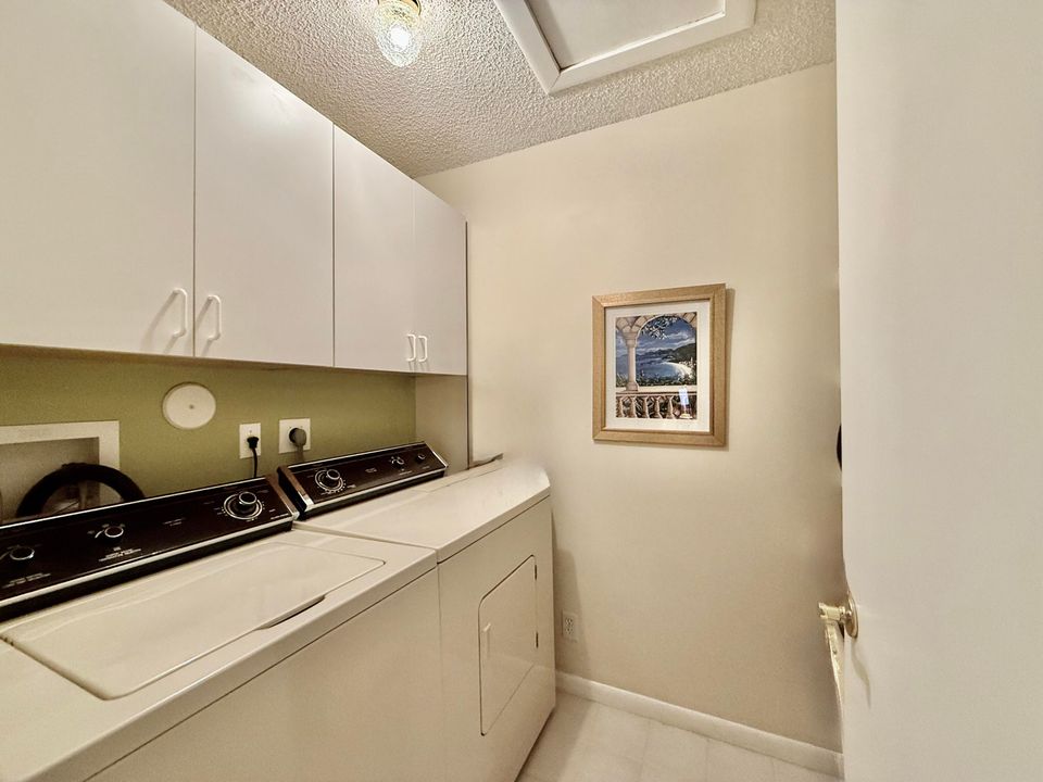 For Sale: $275,000 (2 beds, 2 baths, 1162 Square Feet)