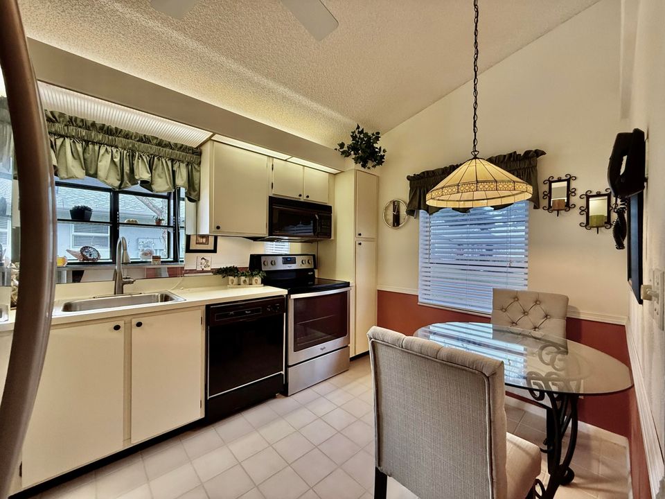 For Sale: $275,000 (2 beds, 2 baths, 1162 Square Feet)