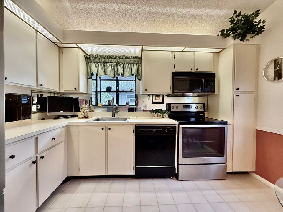 For Sale: $275,000 (2 beds, 2 baths, 1162 Square Feet)