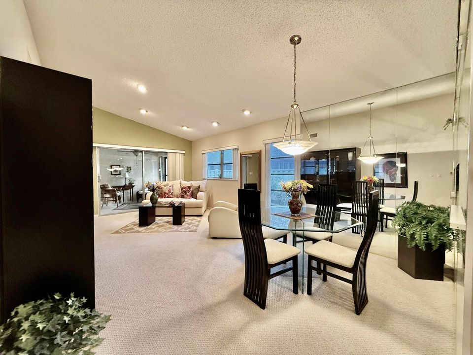 For Sale: $275,000 (2 beds, 2 baths, 1162 Square Feet)