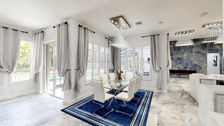 出租: $20,000 (6 贝兹, 4 浴室, 3345 平方英尺)