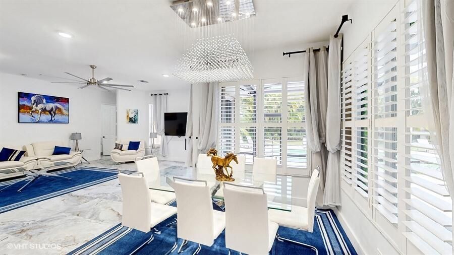 出租: $20,000 (6 贝兹, 4 浴室, 3345 平方英尺)