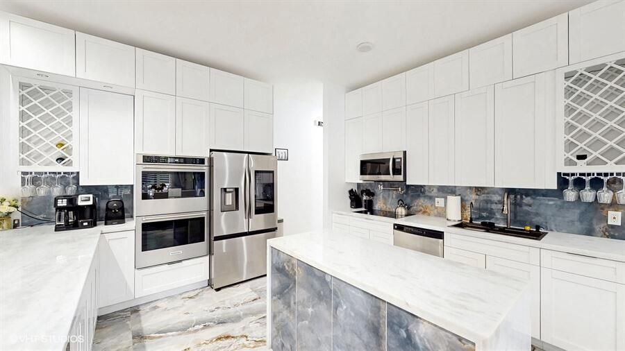 出租: $20,000 (6 贝兹, 4 浴室, 3345 平方英尺)